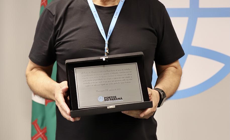 A Portos do Paraná encerrou nesta quarta-feira, dia 27, a entrega das homenagens aos colaboradores com mais tempo de empresa. Foram 38 portuários que receberam uma placa de agradecimento pelos mais de 40 anos de dedicação à empresa pública.