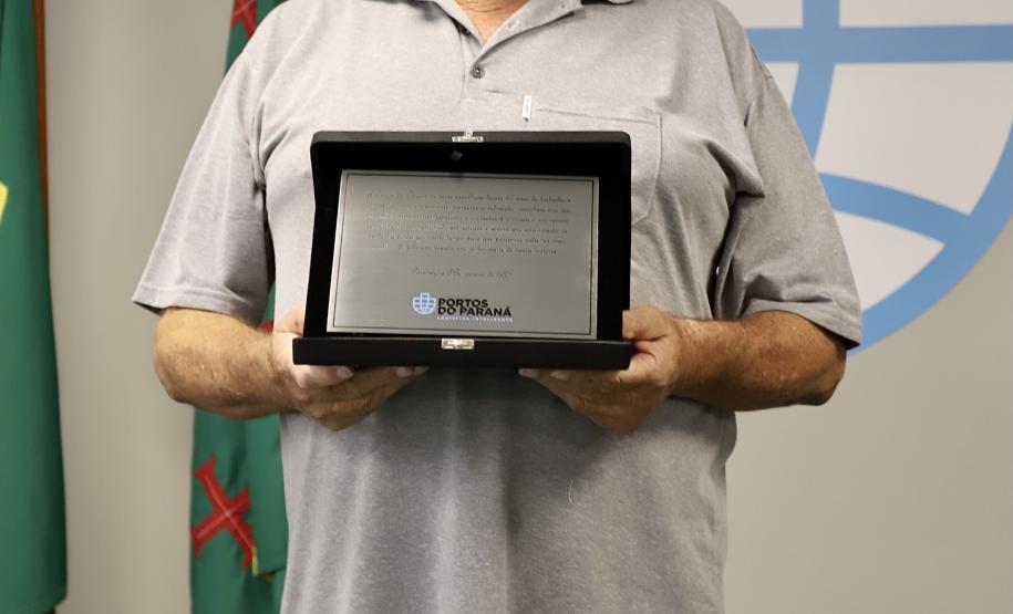 A Portos do Paraná encerrou nesta quarta-feira, dia 27, a entrega das homenagens aos colaboradores com mais tempo de empresa. Foram 38 portuários que receberam uma placa de agradecimento pelos mais de 40 anos de dedicação à empresa pública.