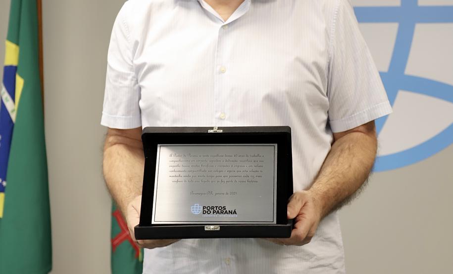 A Portos do Paraná encerrou nesta quarta-feira, dia 27, a entrega das homenagens aos colaboradores com mais tempo de empresa. Foram 38 portuários que receberam uma placa de agradecimento pelos mais de 40 anos de dedicação à empresa pública.
