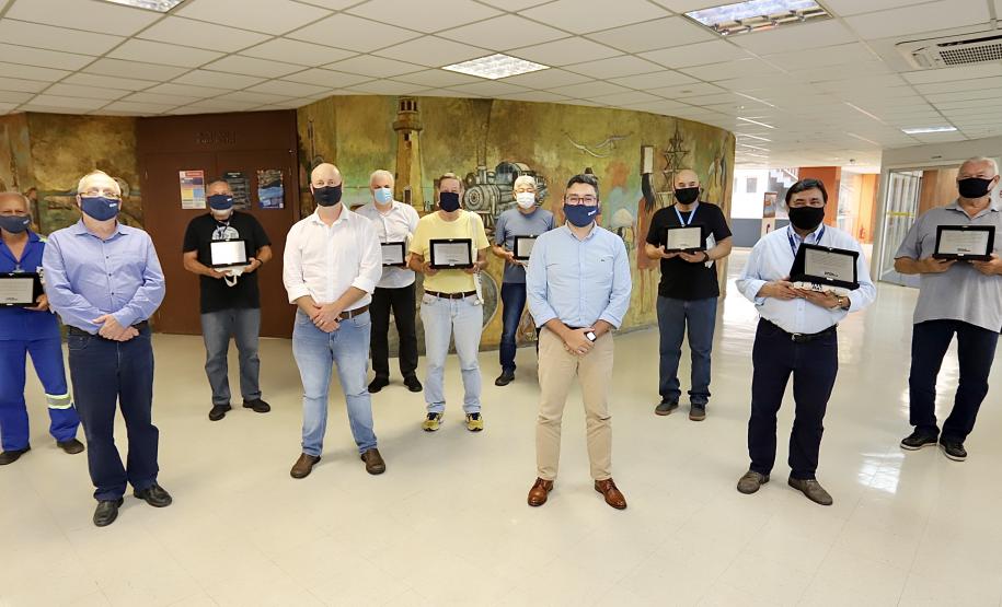 A Portos do Paraná encerrou nesta quarta-feira, dia 27, a entrega das homenagens aos colaboradores com mais tempo de empresa. Foram 38 portuários que receberam uma placa de agradecimento pelos mais de 40 anos de dedicação à empresa pública.
