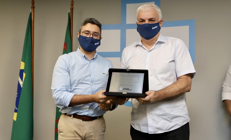 A Portos do Paraná encerrou nesta quarta-feira, dia 27, a entrega das homenagens aos colaboradores com mais tempo de empresa. Foram 38 portuários que receberam uma placa de agradecimento pelos mais de 40 anos de dedicação à empresa pública.