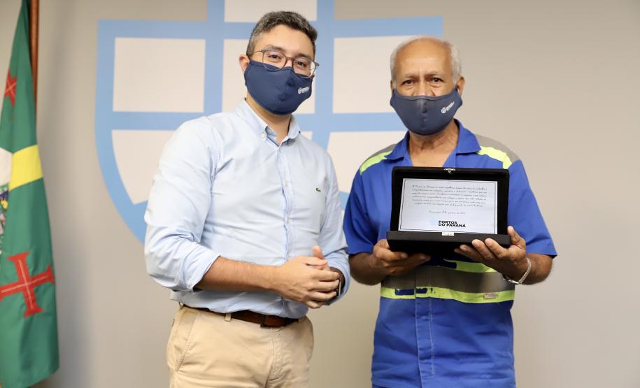 Na semana do Dia do Portuário, 39 colaboradores com mais de 40 anos de casa recebem placa de agradecimento pelos serviços prestados.