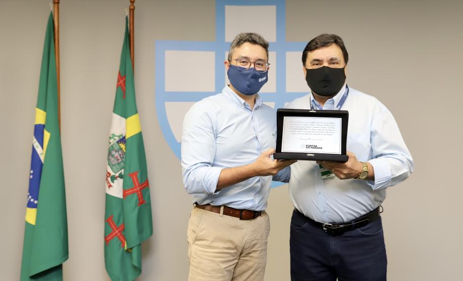 A Portos do Paraná encerrou nesta quarta-feira, dia 27, a entrega das homenagens aos colaboradores com mais tempo de empresa. Foram 38 portuários que receberam uma placa de agradecimento pelos mais de 40 anos de dedicação à empresa pública.