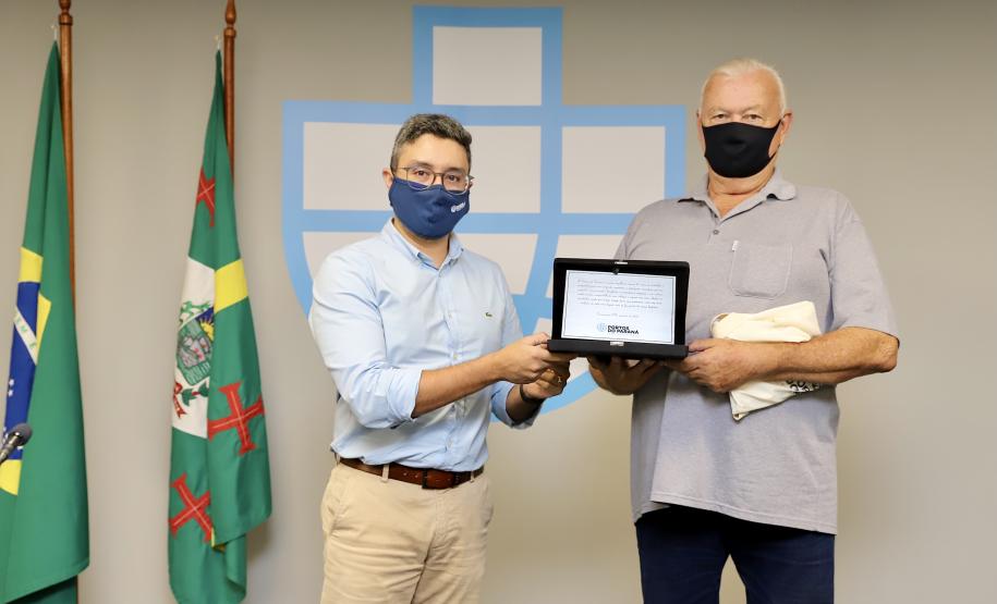 A Portos do Paraná encerrou nesta quarta-feira, dia 27, a entrega das homenagens aos colaboradores com mais tempo de empresa. Foram 38 portuários que receberam uma placa de agradecimento pelos mais de 40 anos de dedicação à empresa pública.