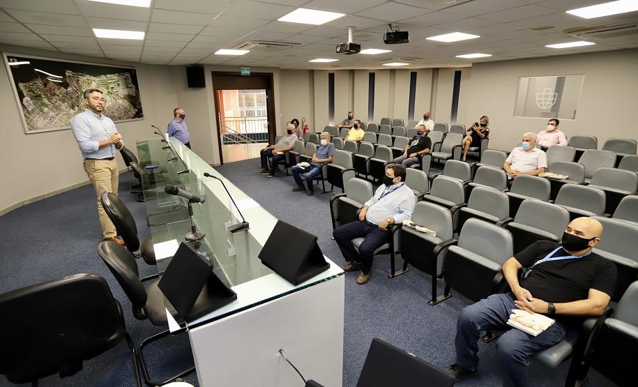 Na semana do Dia do Portuário, 39 colaboradores com mais de 40 anos de casa recebem placa de agradecimento pelos serviços prestados.