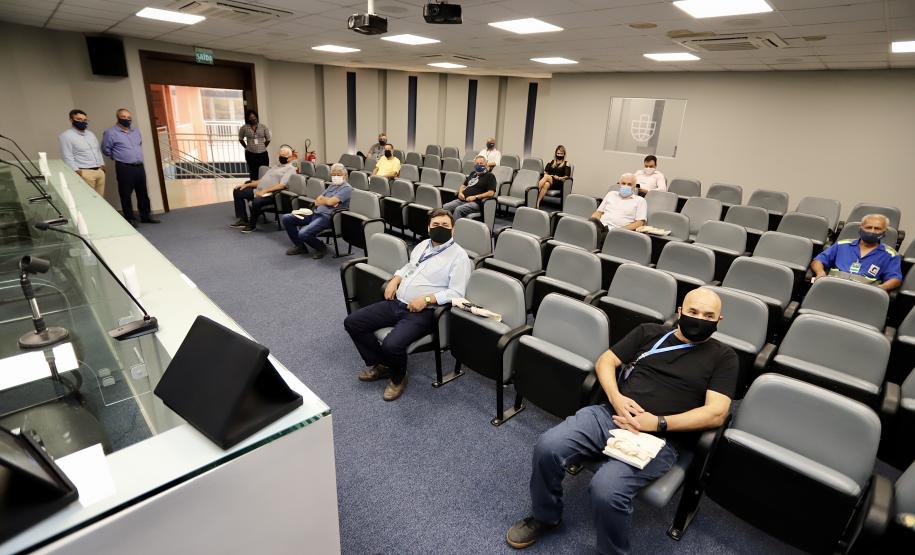 A Portos do Paraná encerrou nesta quarta-feira, dia 27, a entrega das homenagens aos colaboradores com mais tempo de empresa. Foram 38 portuários que receberam uma placa de agradecimento pelos mais de 40 anos de dedicação à empresa pública.