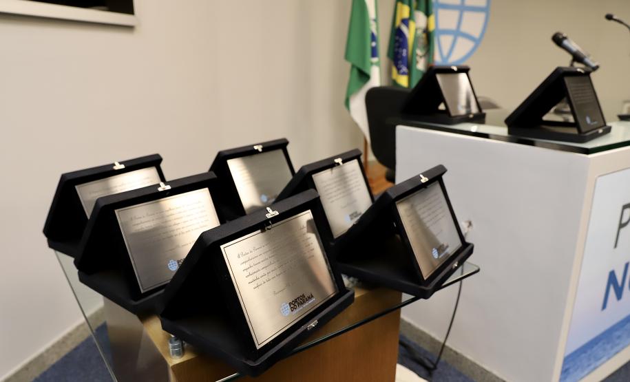 A Portos do Paraná encerrou nesta quarta-feira, dia 27, a entrega das homenagens aos colaboradores com mais tempo de empresa. Foram 38 portuários que receberam uma placa de agradecimento pelos mais de 40 anos de dedicação à empresa pública.