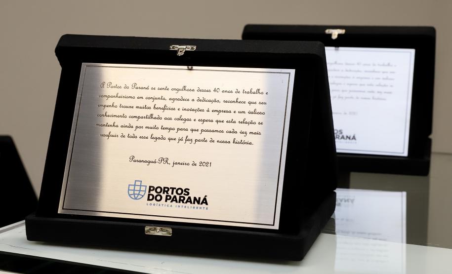 A Portos do Paraná encerrou nesta quarta-feira, dia 27, a entrega das homenagens aos colaboradores com mais tempo de empresa. Foram 38 portuários que receberam uma placa de agradecimento pelos mais de 40 anos de dedicação à empresa pública.