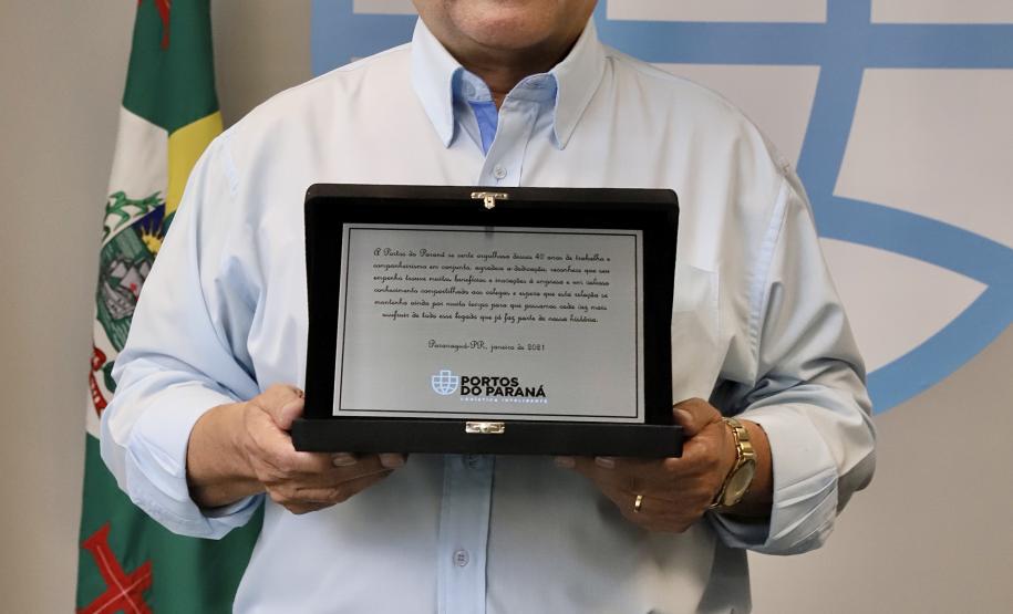 A Portos do Paraná encerrou nesta quarta-feira, dia 27, a entrega das homenagens aos colaboradores com mais tempo de empresa. Foram 38 portuários que receberam uma placa de agradecimento pelos mais de 40 anos de dedicação à empresa pública.