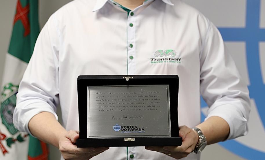 A Portos do Paraná encerrou nesta quarta-feira, dia 27, a entrega das homenagens aos colaboradores com mais tempo de empresa. Foram 38 portuários que receberam uma placa de agradecimento pelos mais de 40 anos de dedicação à empresa pública.