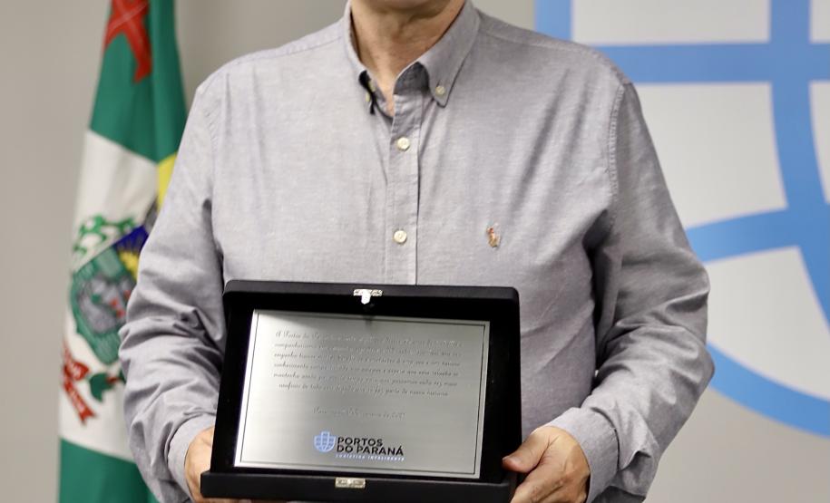 A Portos do Paraná encerrou nesta quarta-feira, dia 27, a entrega das homenagens aos colaboradores com mais tempo de empresa. Foram 38 portuários que receberam uma placa de agradecimento pelos mais de 40 anos de dedicação à empresa pública.