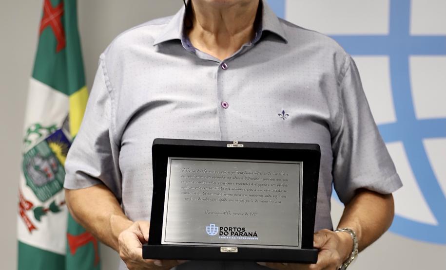 A Portos do Paraná encerrou nesta quarta-feira, dia 27, a entrega das homenagens aos colaboradores com mais tempo de empresa. Foram 38 portuários que receberam uma placa de agradecimento pelos mais de 40 anos de dedicação à empresa pública.