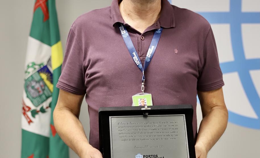 A Portos do Paraná encerrou nesta quarta-feira, dia 27, a entrega das homenagens aos colaboradores com mais tempo de empresa. Foram 38 portuários que receberam uma placa de agradecimento pelos mais de 40 anos de dedicação à empresa pública.