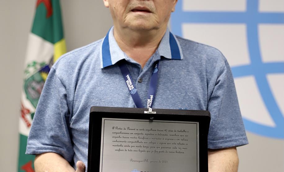 A Portos do Paraná encerrou nesta quarta-feira, dia 27, a entrega das homenagens aos colaboradores com mais tempo de empresa. Foram 38 portuários que receberam uma placa de agradecimento pelos mais de 40 anos de dedicação à empresa pública.