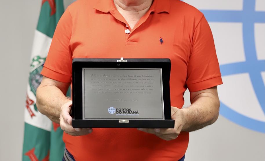 A Portos do Paraná encerrou nesta quarta-feira, dia 27, a entrega das homenagens aos colaboradores com mais tempo de empresa. Foram 38 portuários que receberam uma placa de agradecimento pelos mais de 40 anos de dedicação à empresa pública.