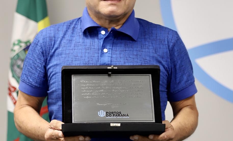 A Portos do Paraná encerrou nesta quarta-feira, dia 27, a entrega das homenagens aos colaboradores com mais tempo de empresa. Foram 38 portuários que receberam uma placa de agradecimento pelos mais de 40 anos de dedicação à empresa pública.