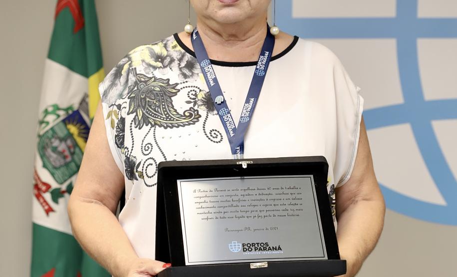 A Portos do Paraná encerrou nesta quarta-feira, dia 27, a entrega das homenagens aos colaboradores com mais tempo de empresa. Foram 38 portuários que receberam uma placa de agradecimento pelos mais de 40 anos de dedicação à empresa pública.