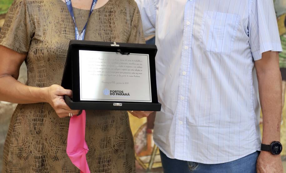 A Portos do Paraná encerrou nesta quarta-feira, dia 27, a entrega das homenagens aos colaboradores com mais tempo de empresa. Foram 38 portuários que receberam uma placa de agradecimento pelos mais de 40 anos de dedicação à empresa pública.