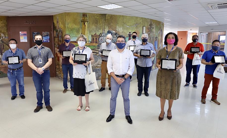 A Portos do Paraná encerrou nesta quarta-feira, dia 27, a entrega das homenagens aos colaboradores com mais tempo de empresa. Foram 38 portuários que receberam uma placa de agradecimento pelos mais de 40 anos de dedicação à empresa pública.