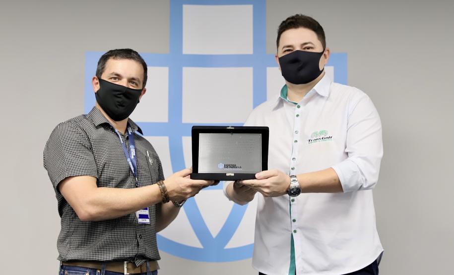 A Portos do Paraná encerrou nesta quarta-feira, dia 27, a entrega das homenagens aos colaboradores com mais tempo de empresa. Foram 38 portuários que receberam uma placa de agradecimento pelos mais de 40 anos de dedicação à empresa pública.