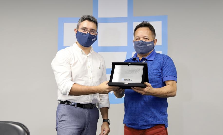 A Portos do Paraná encerrou nesta quarta-feira, dia 27, a entrega das homenagens aos colaboradores com mais tempo de empresa. Foram 38 portuários que receberam uma placa de agradecimento pelos mais de 40 anos de dedicação à empresa pública.