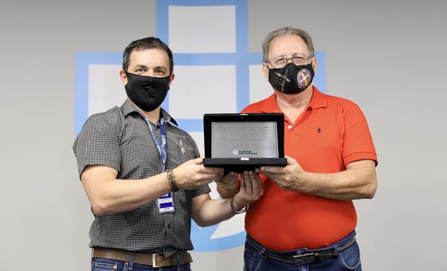 A Portos do Paraná encerrou nesta quarta-feira, dia 27, a entrega das homenagens aos colaboradores com mais tempo de empresa. Foram 38 portuários que receberam uma placa de agradecimento pelos mais de 40 anos de dedicação à empresa pública.