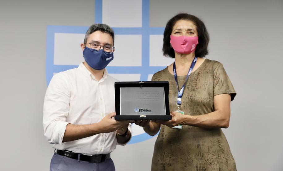 A Portos do Paraná encerrou nesta quarta-feira, dia 27, a entrega das homenagens aos colaboradores com mais tempo de empresa. Foram 38 portuários que receberam uma placa de agradecimento pelos mais de 40 anos de dedicação à empresa pública.