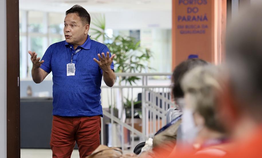A Portos do Paraná encerrou nesta quarta-feira, dia 27, a entrega das homenagens aos colaboradores com mais tempo de empresa. Foram 38 portuários que receberam uma placa de agradecimento pelos mais de 40 anos de dedicação à empresa pública.