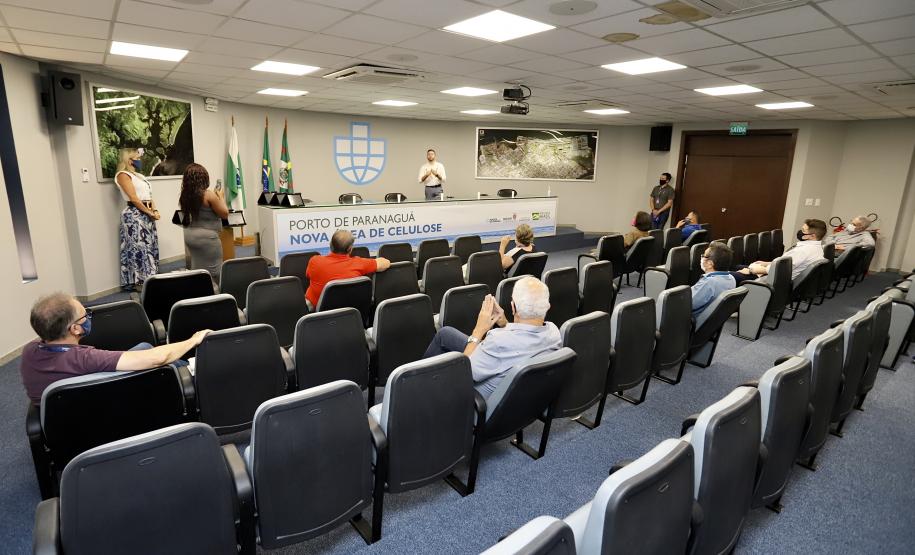 A Portos do Paraná encerrou nesta quarta-feira, dia 27, a entrega das homenagens aos colaboradores com mais tempo de empresa. Foram 38 portuários que receberam uma placa de agradecimento pelos mais de 40 anos de dedicação à empresa pública.