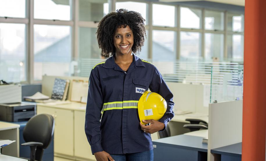 Comemorada no dia 28 de janeiro, a data ressalta o trabalho de mais de 3,1 mil homens e mulheres que atuam nos portos do Paraná. Enquanto muitos puderam desempenhar as funções remotamente, esses trabalhadores seguiram na ponta para garantir o movimento de cargas.