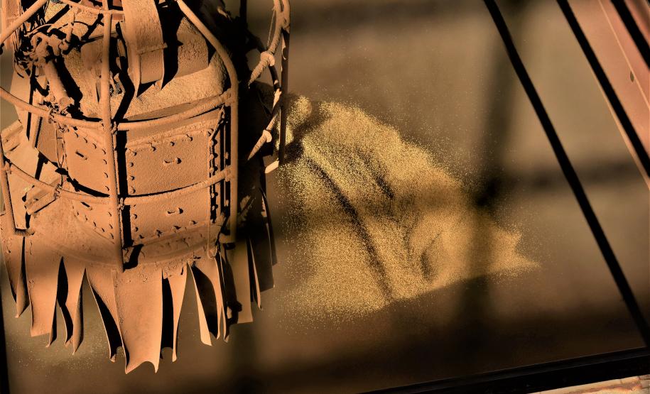 O movimento de caminhões que descarregam o produto nos terminais paranaenses se intensifica e deve chegar aos 2 mil veículos por dia, a partir da primeira semana de março. A expectativa é receber cerca de 2 milhões de toneladas no mês.