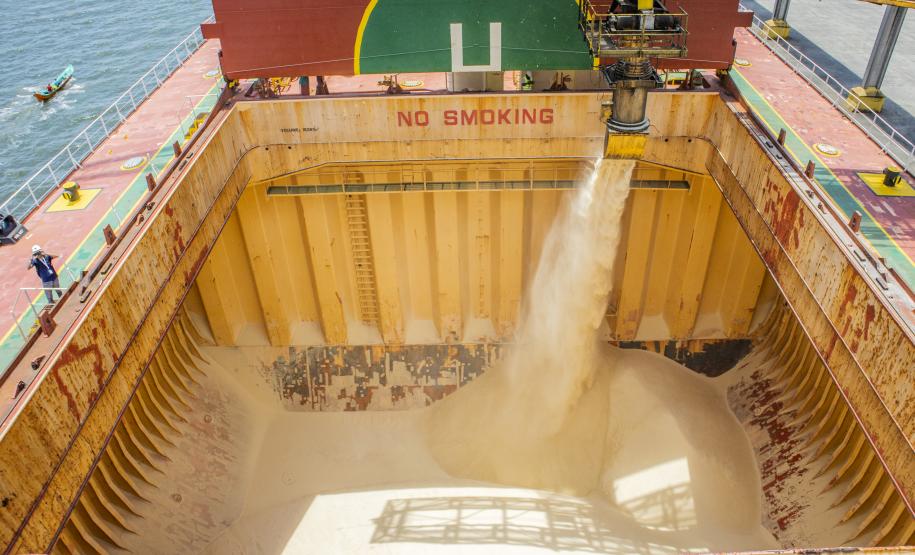 As exportações pelos portos do Paraná, em 2020, superaram as importações em 60,65%. O saldo positivo na balança comercial foi de US$ 6,52 bilhões. A receita gerada pelos produtos embarcados pelos terminais paranaenses somaram US$ 17,27 bilhões. Em mercadorias que chegaram ao país por Paranaguá e Antonina, foram US$ 10,75 bilhões.