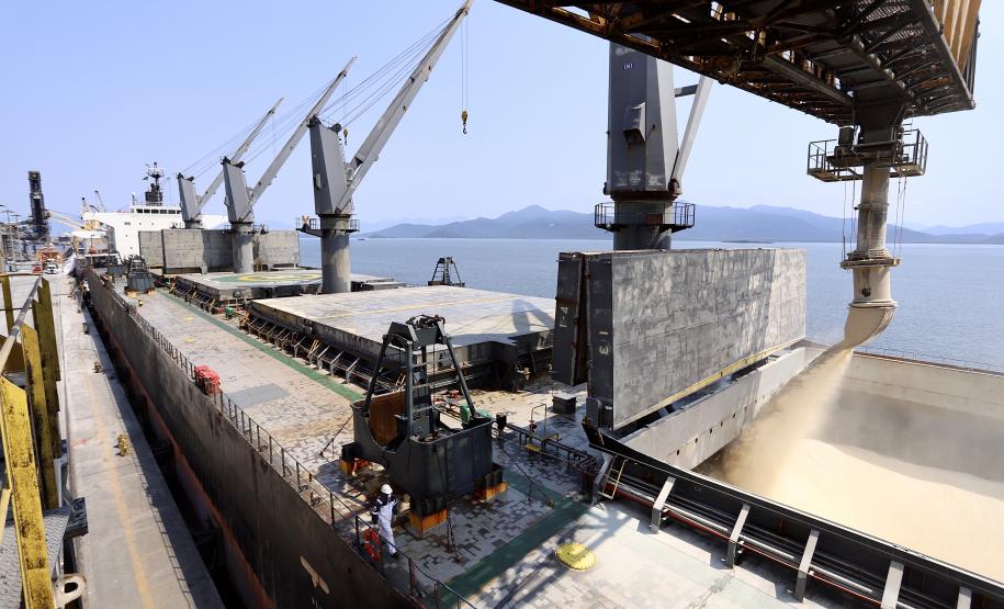 As exportações pelos portos do Paraná, em 2020, superaram as importações em 60,65%. O saldo positivo na balança comercial foi de US$ 6,52 bilhões. A receita gerada pelos produtos embarcados pelos terminais paranaenses somaram US$ 17,27 bilhões. Em mercadorias que chegaram ao país por Paranaguá e Antonina, foram US$ 10,75 bilhões.