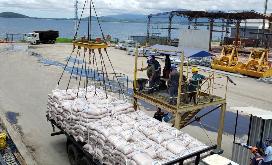 Em 31 dias foram quase 3,6 milhões de toneladas de cargas movimentadas, aumento de 4% em relação ao mesmo mês do ano passado. Apesar do grande volume de chuva, a alta foi registrada tanto na importação quanto na importação.