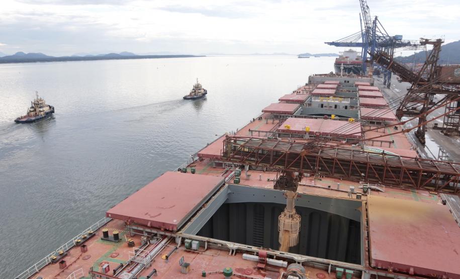 As exportações pelos portos do Paraná, em 2020, superaram as importações em 60,65%. O saldo positivo na balança comercial foi de US$ 6,52 bilhões. A receita gerada pelos produtos embarcados pelos terminais paranaenses somaram US$ 17,27 bilhões. Em mercadorias que chegaram ao país por Paranaguá e Antonina, foram US$ 10,75 bilhões.