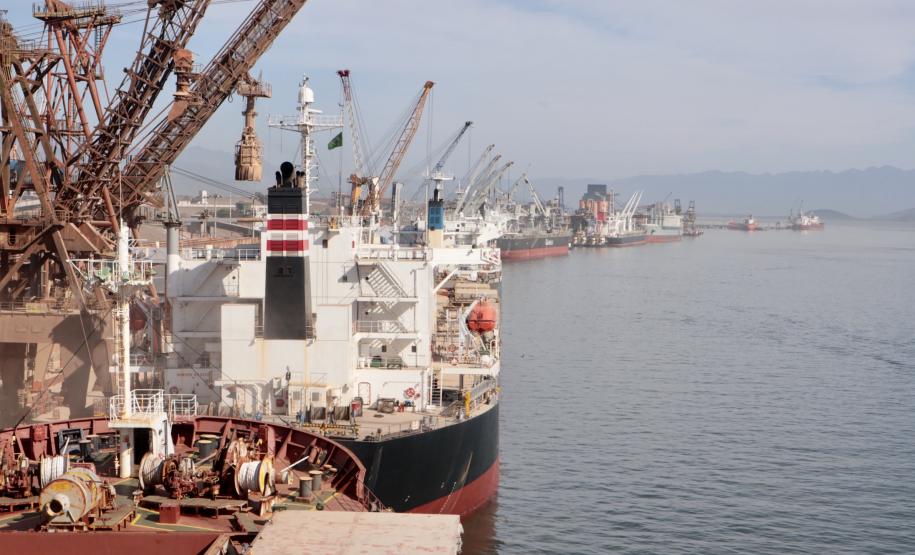 As exportações pelos portos do Paraná, em 2020, superaram as importações em 60,65%. O saldo positivo na balança comercial foi de US$ 6,52 bilhões. A receita gerada pelos produtos embarcados pelos terminais paranaenses somaram US$ 17,27 bilhões. Em mercadorias que chegaram ao país por Paranaguá e Antonina, foram US$ 10,75 bilhões.