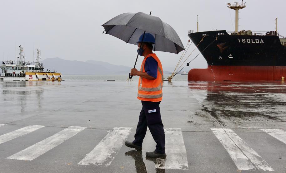 Volume de chuva registrado em janeiro deste ano em Paranaguá foi 356,4% maior que no mesmo mês de 2020. Paralisações somaram 12,6 dias no mês, tempo cerca de 82% maior que em janeiro do ano passado.