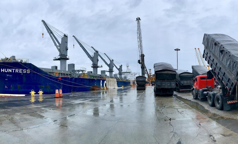 Volume de chuva registrado em janeiro deste ano em Paranaguá foi 356,4% maior que no mesmo mês de 2020. Paralisações somaram 12,6 dias no mês, tempo cerca de 82% maior que em janeiro do ano passado.