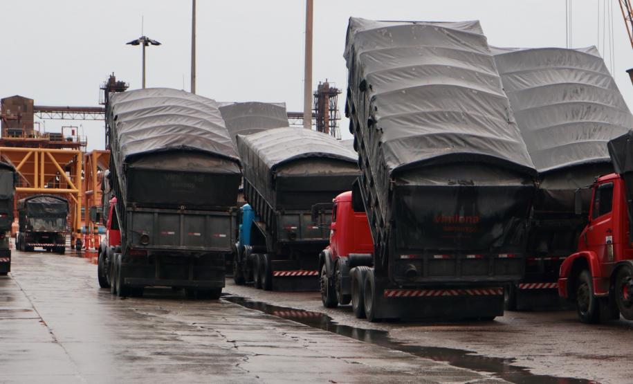 Volume de chuva registrado em janeiro deste ano em Paranaguá foi 356,4% maior que no mesmo mês de 2020. Paralisações somaram 12,6 dias no mês, tempo cerca de 82% maior que em janeiro do ano passado.
