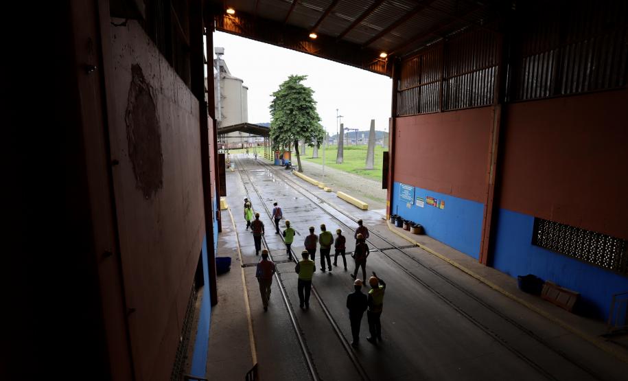 A comitiva conheceu os projetos que a Portos do Paraná desenvolve para aumentar a participação dessa matriz modal no transporte de carga. A pauta do encontro foi a importância da integração.