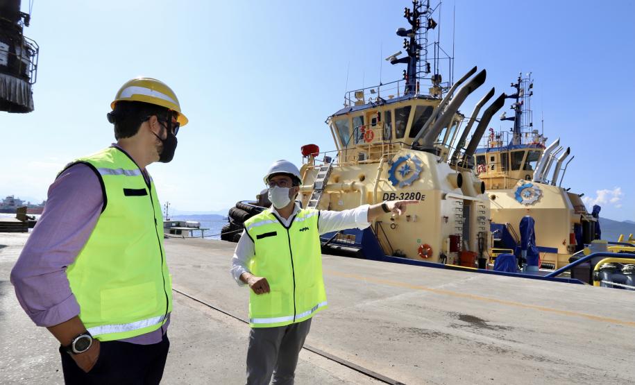 Referência nacional, Portos do Paraná recebe equipe da Codesa