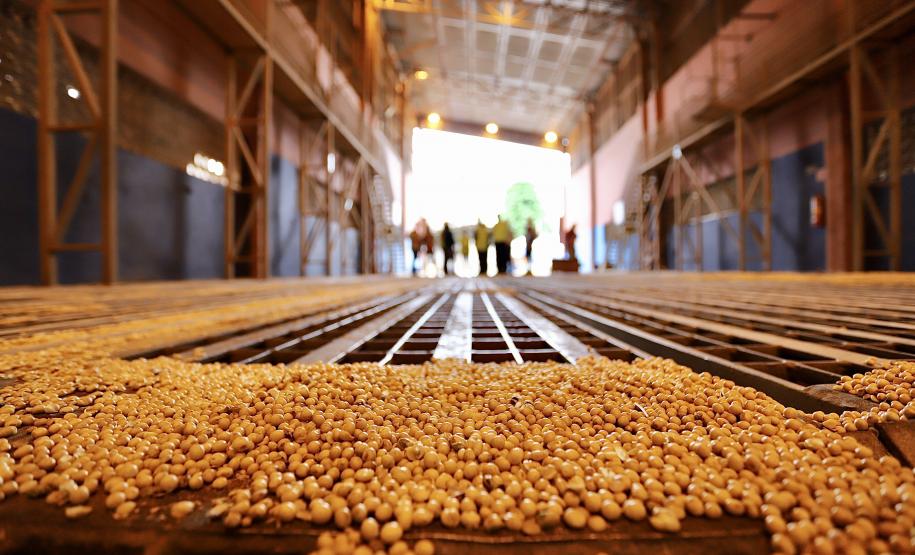 A comitiva conheceu os projetos que a Portos do Paraná desenvolve para aumentar a participação dessa matriz modal no transporte de carga. A pauta do encontro foi a importância da integração.