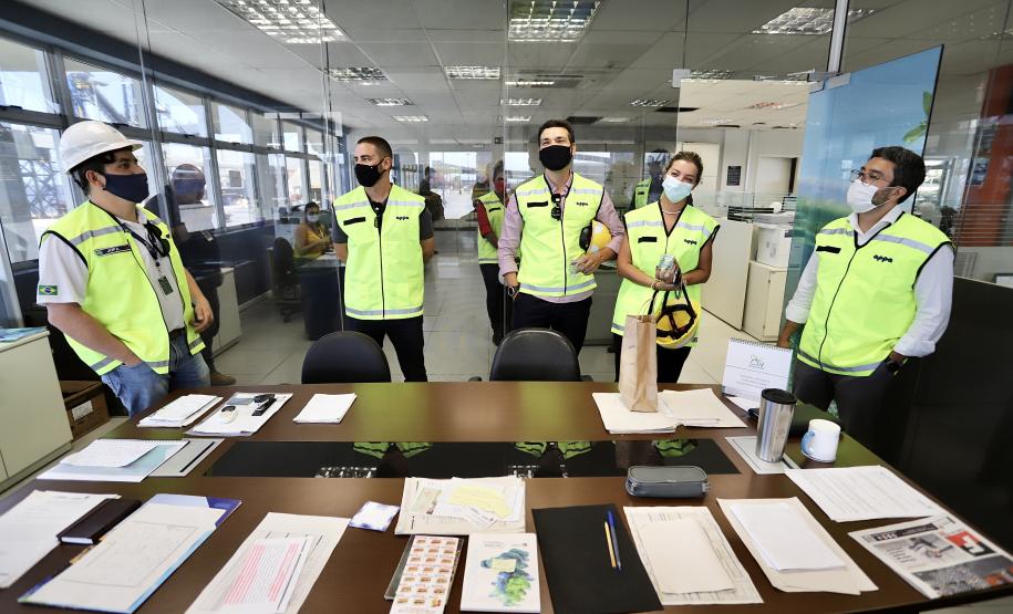 Referência nacional, Portos do Paraná recebe equipe da Codesa