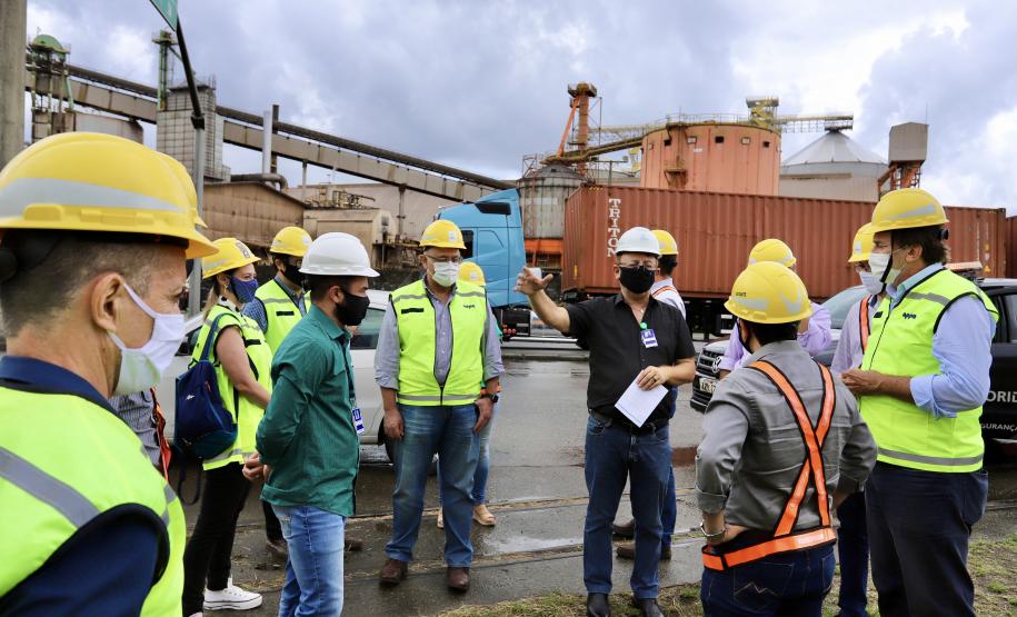 A comitiva conheceu os projetos que a Portos do Paraná desenvolve para aumentar a participação dessa matriz modal no transporte de carga. A pauta do encontro foi a importância da integração.