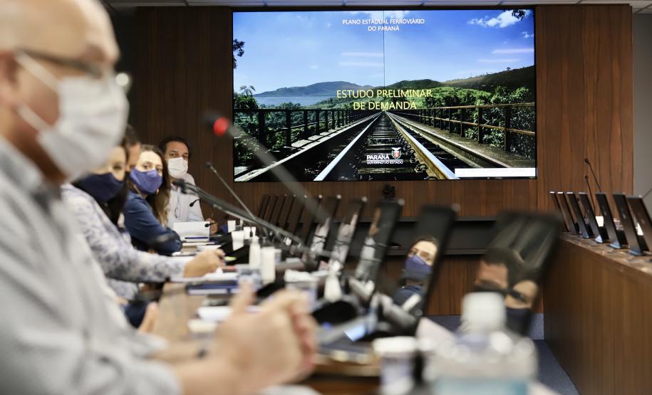 A comitiva conheceu os projetos que a Portos do Paraná desenvolve para aumentar a participação dessa matriz modal no transporte de carga. A pauta do encontro foi a importância da integração.