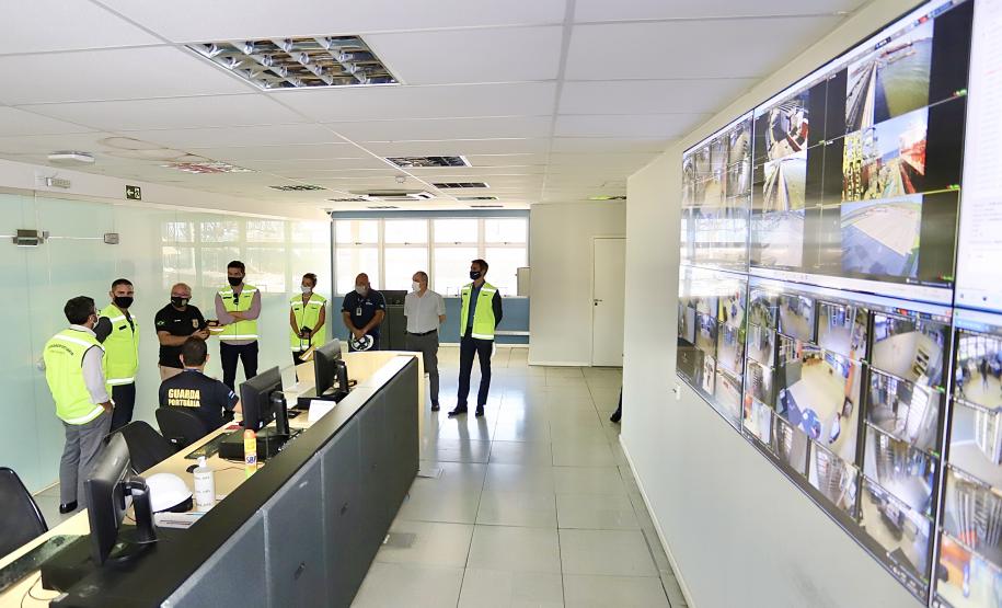 Referência nacional, Portos do Paraná recebe equipe da Codesa