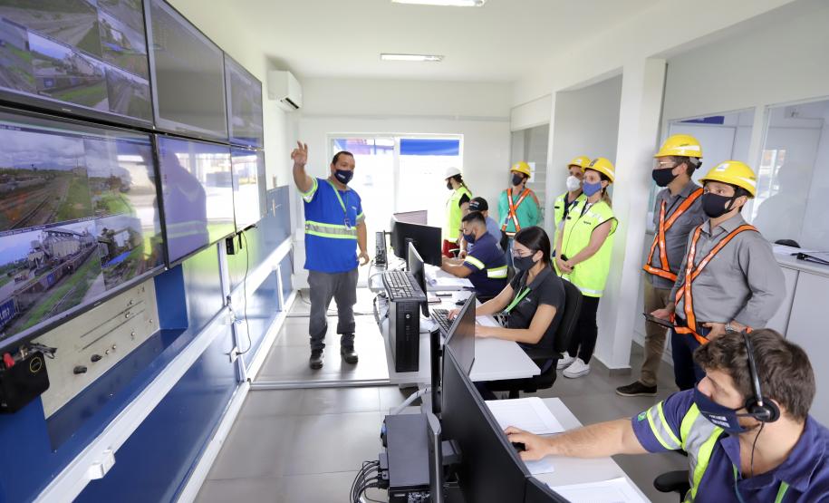 A comitiva conheceu os projetos que a Portos do Paraná desenvolve para aumentar a participação dessa matriz modal no transporte de carga. A pauta do encontro foi a importância da integração.