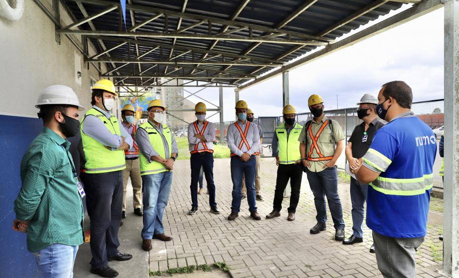 A comitiva conheceu os projetos que a Portos do Paraná desenvolve para aumentar a participação dessa matriz modal no transporte de carga. A pauta do encontro foi a importância da integração.