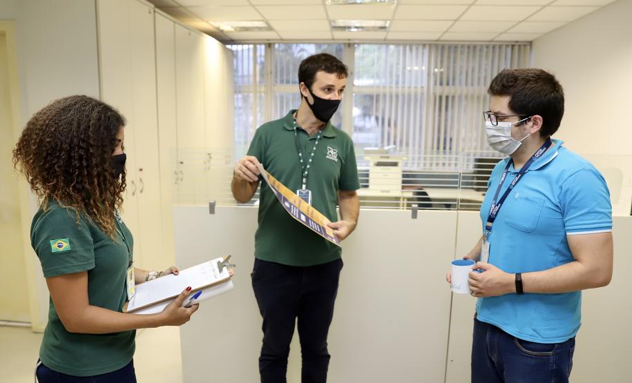 Cartazes e breves palestras trazem dicas e incentivam a economia na Portos do Paraná