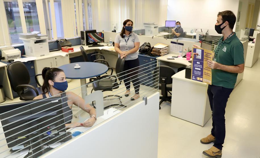 Cartazes e breves palestras trazem dicas e incentivam a economia na Portos do Paraná